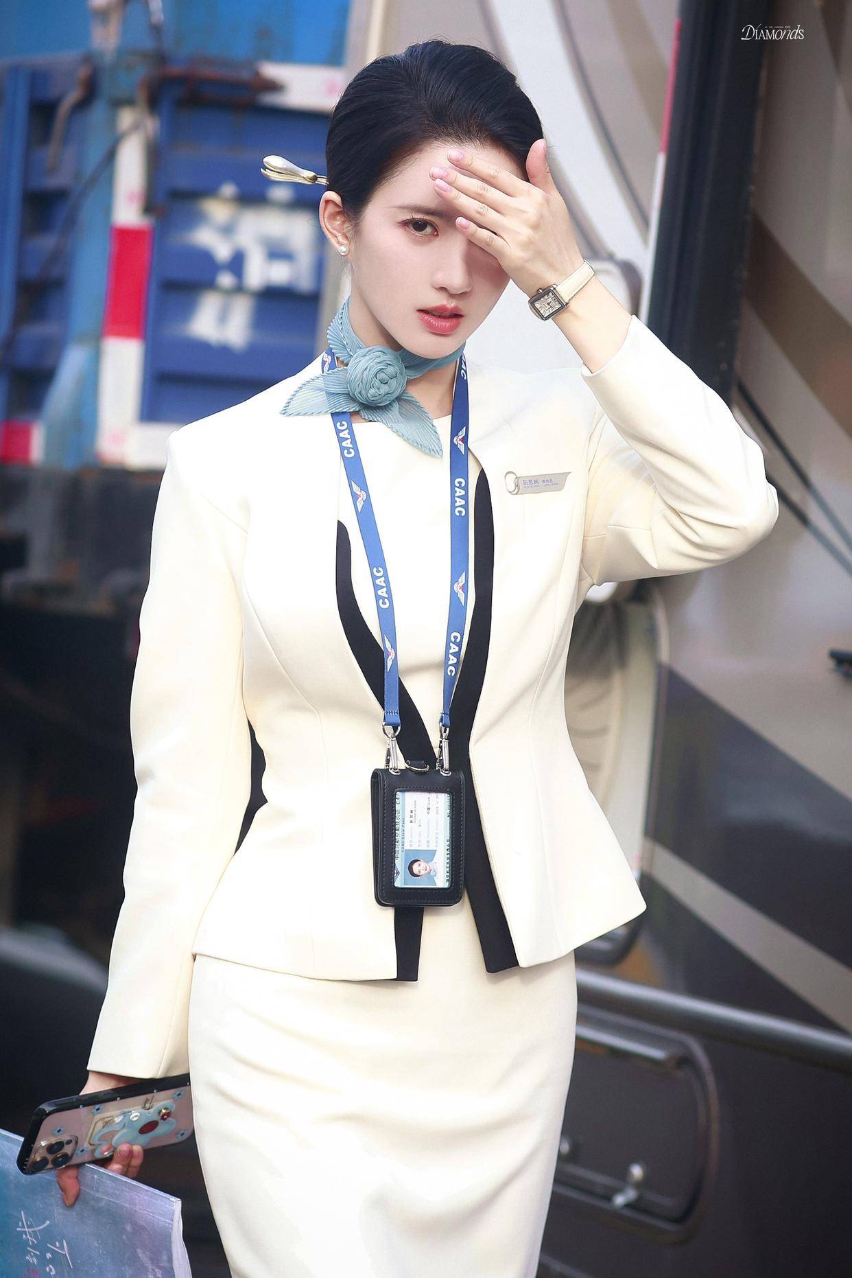 刘些宁空乘制服秀，笔直双腿配干练套装，职场穿搭优雅范儿尽显