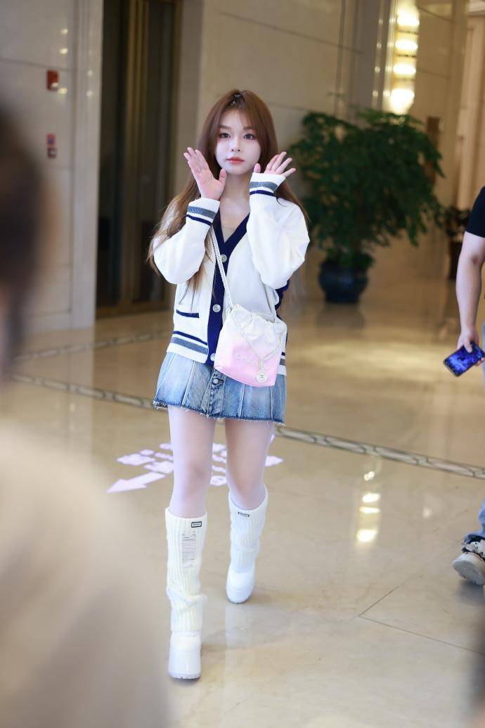 黄霄雲清纯学院风穿搭引热议，浓妆下少女感依旧YYDS！