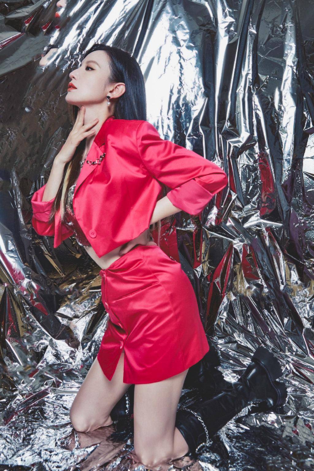 张萌身材火辣似少女,红装造型性感优雅,这穿搭太有品味了-4 张萌身材火辣似少女,红装造型性感优雅,这穿搭太有品味了