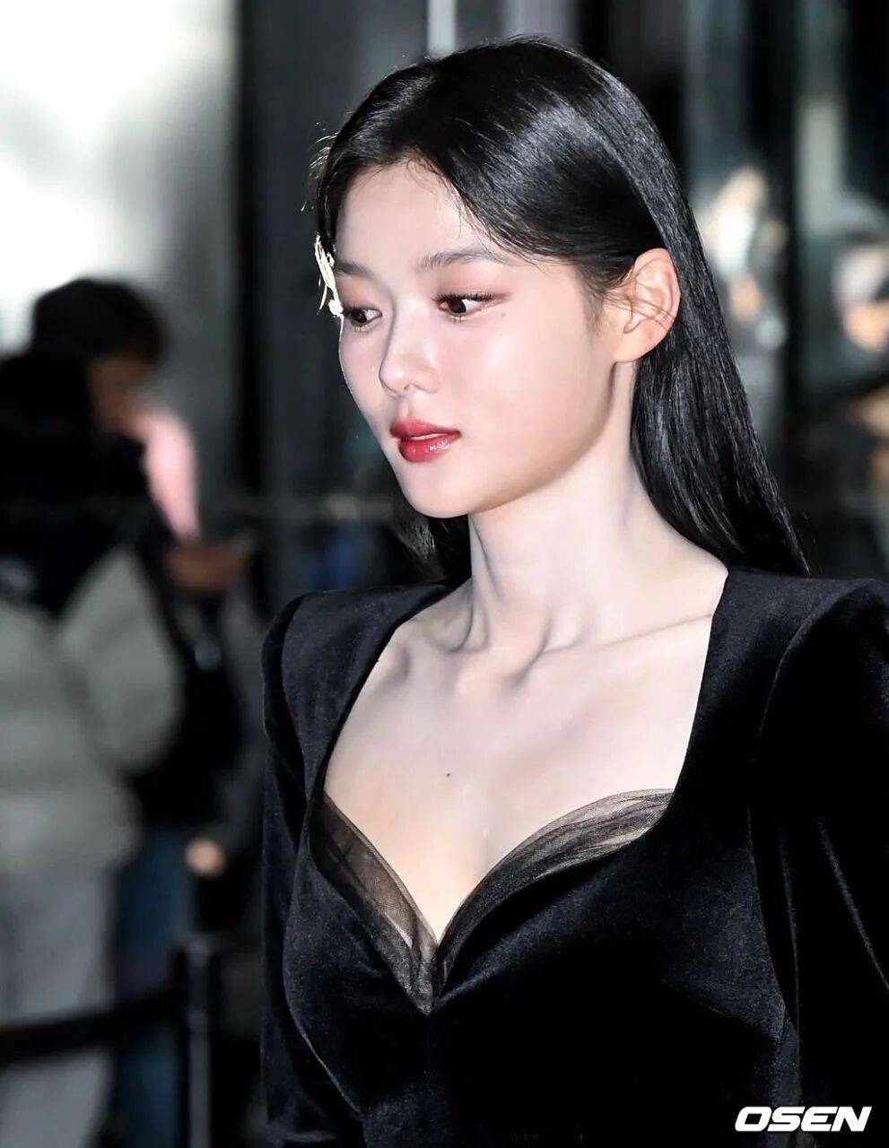 《亲爱的X》金裕贞变恶女！她写真露事业线大美腿贼性感