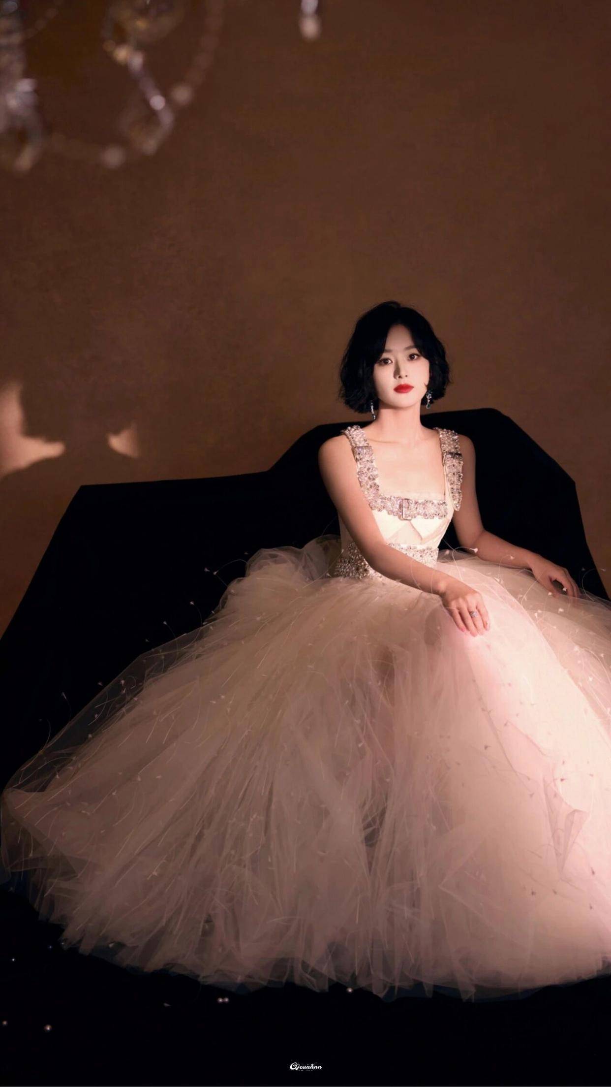 赵丽颖36岁骨感身材穿闪钻礼服，红唇加持尽显女人味，优雅身姿太吸睛