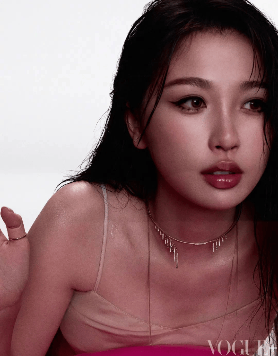 虞书欣湿发大片，纯欲风扑面而来