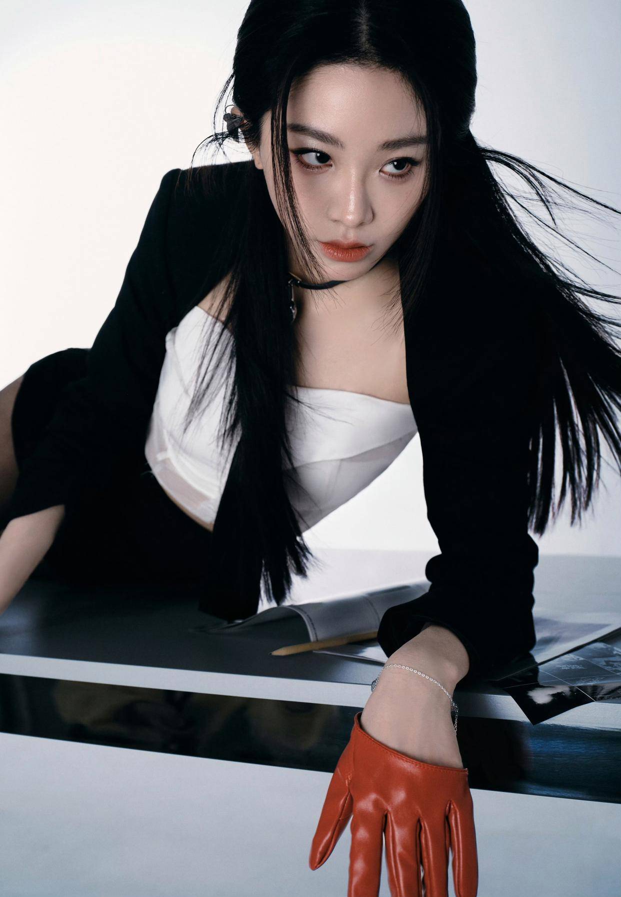 喻言“学院魅惑风”太绝了,修长美腿配黑丝,穿搭减龄又有料-4 喻言“学院魅惑风”太绝了,修长美腿配黑丝,穿搭减龄又有料