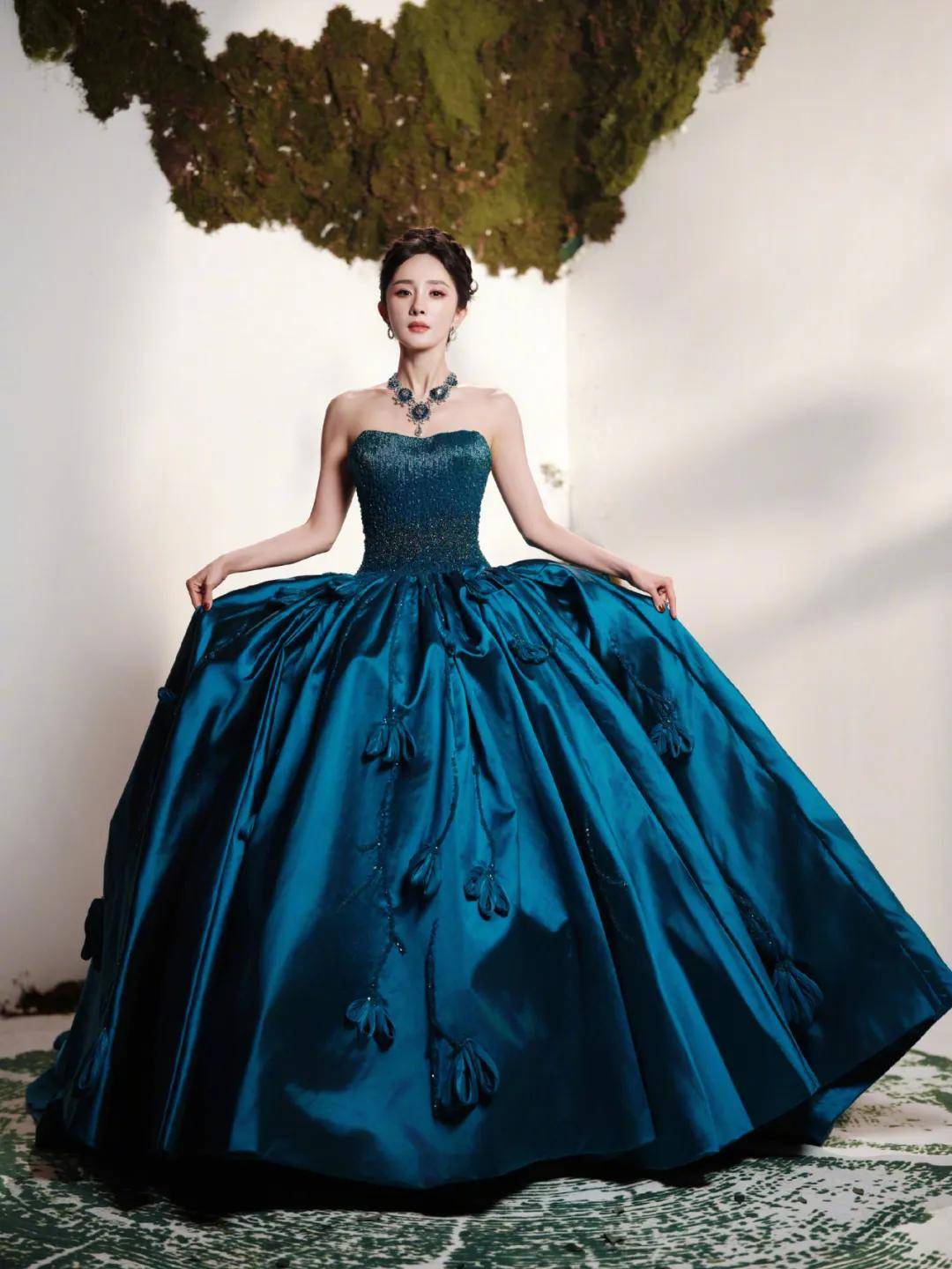 杨幂姚晨都爱蓝色，穿鱼骨裙的杨超越太惊艳！