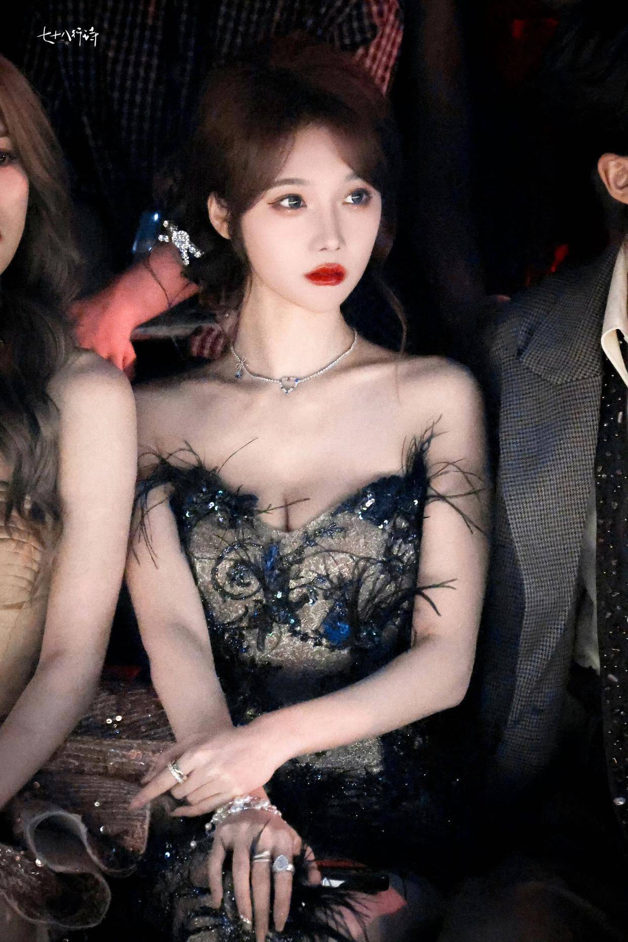 宋昕冉亮片羽毛礼服秀精致穿搭，“胸太平” 争议？网友：发育中！