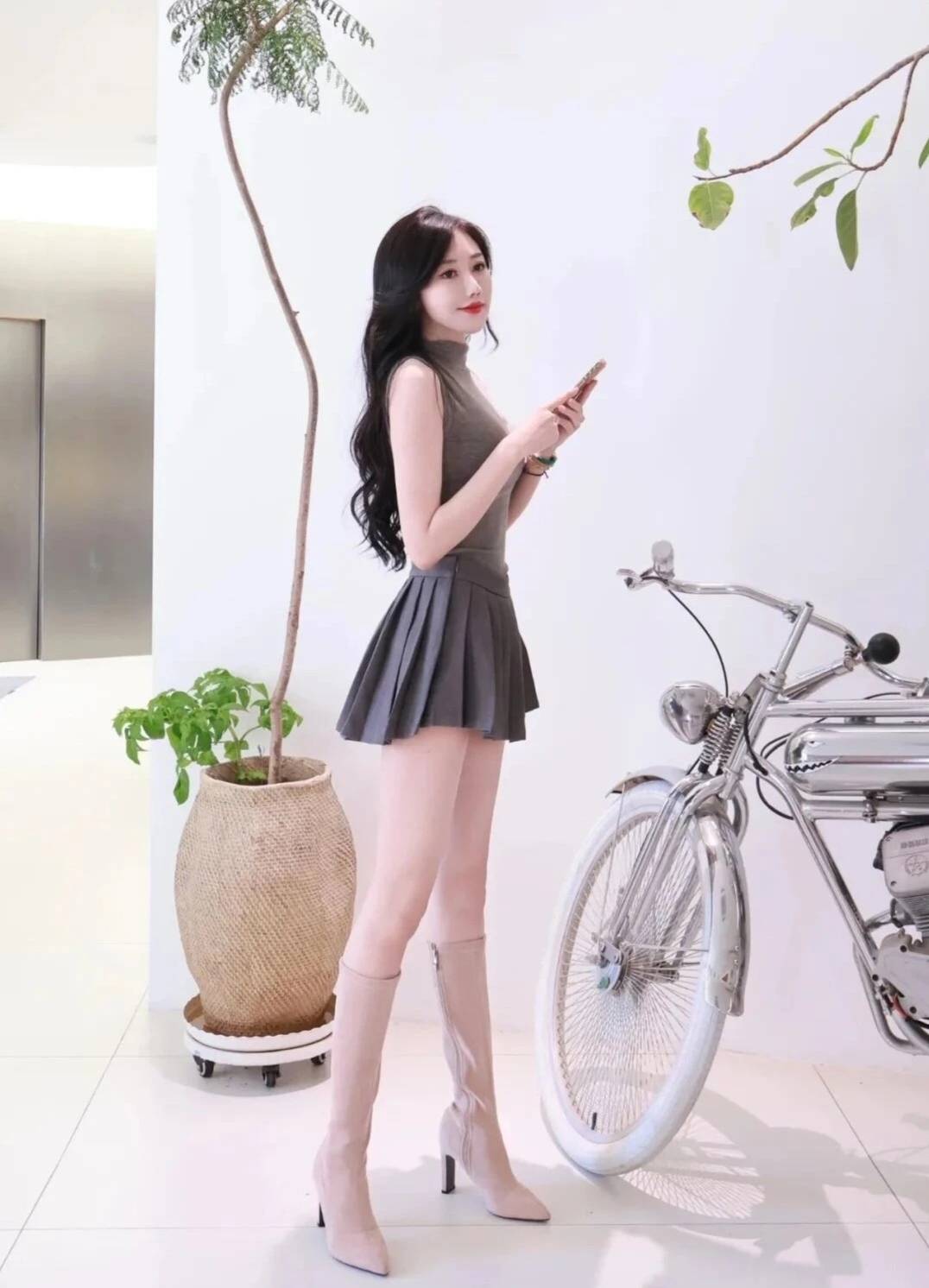 颜值美女，冷白皮简直太高级