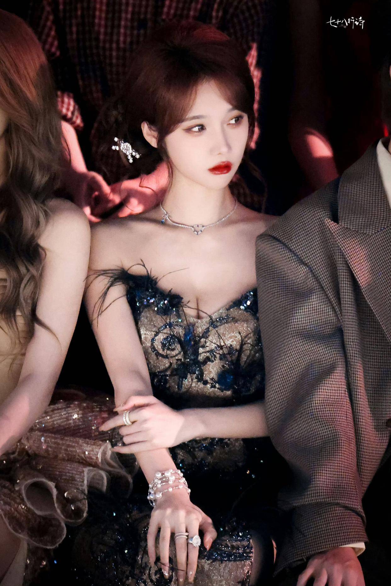 宋昕冉亮片羽毛礼服秀精致穿搭，“胸太平” 争议？网友：发育中！