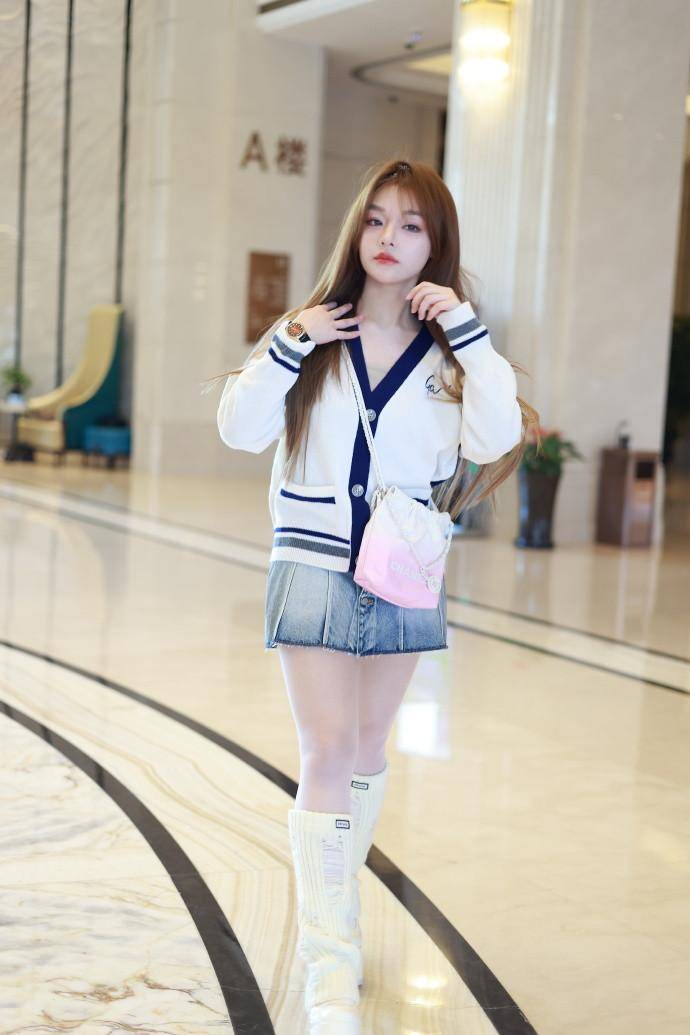 黄霄雲清纯学院风穿搭引热议，浓妆下少女感依旧YYDS！
