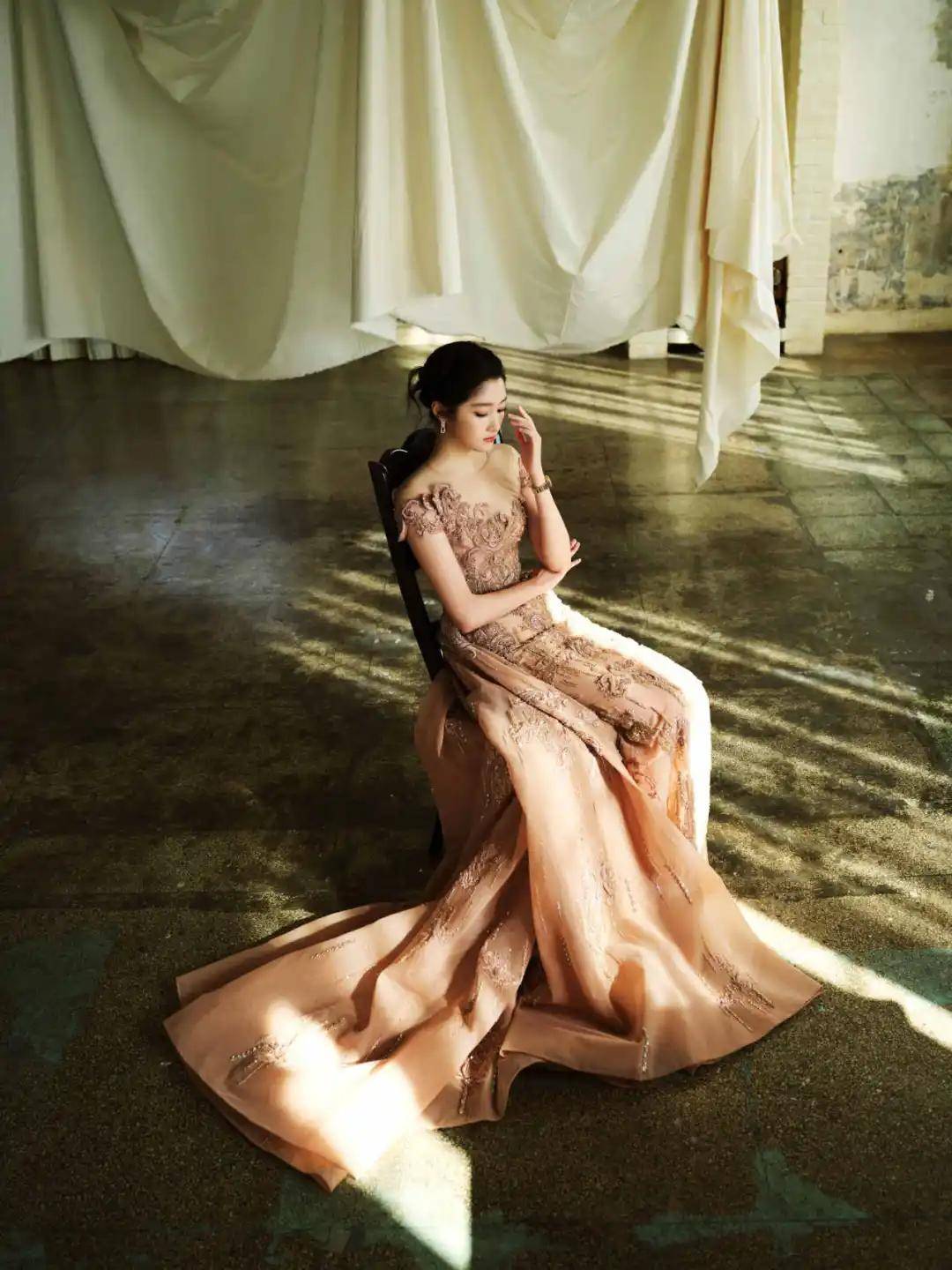 杨幂姚晨都爱蓝色，穿鱼骨裙的杨超越太惊艳！