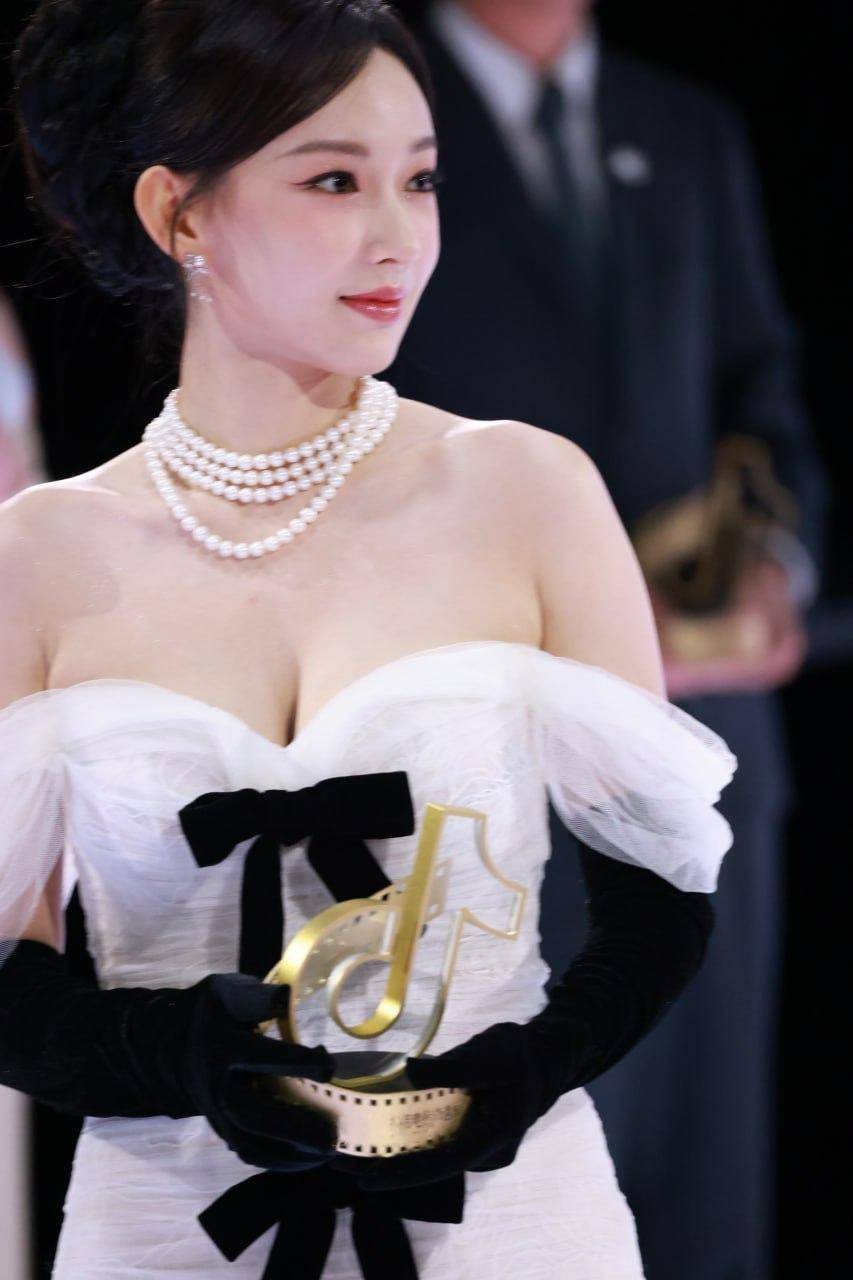 程潇曲线太优越,甜妹感搭优雅身姿,身材好饱满!-2 程潇曲线太优越,甜妹感搭优雅身姿,身材好饱满!