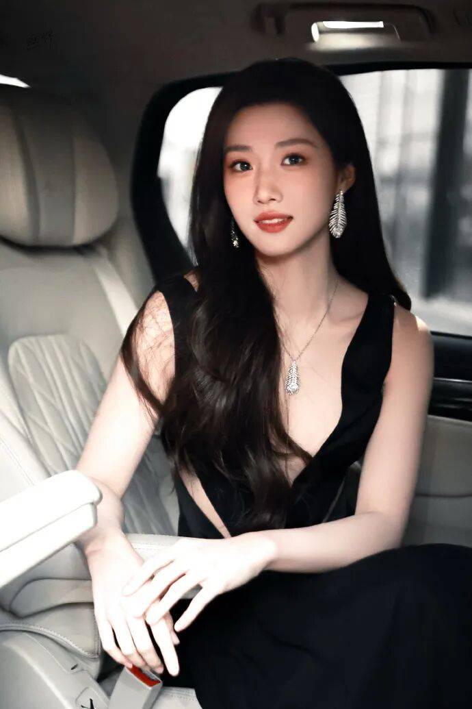 卢昱晓穿深V短裙开到腰!露出事业线大美腿性感撩人-2 卢昱晓穿深V短裙开到腰!露出事业线大美腿性感撩人