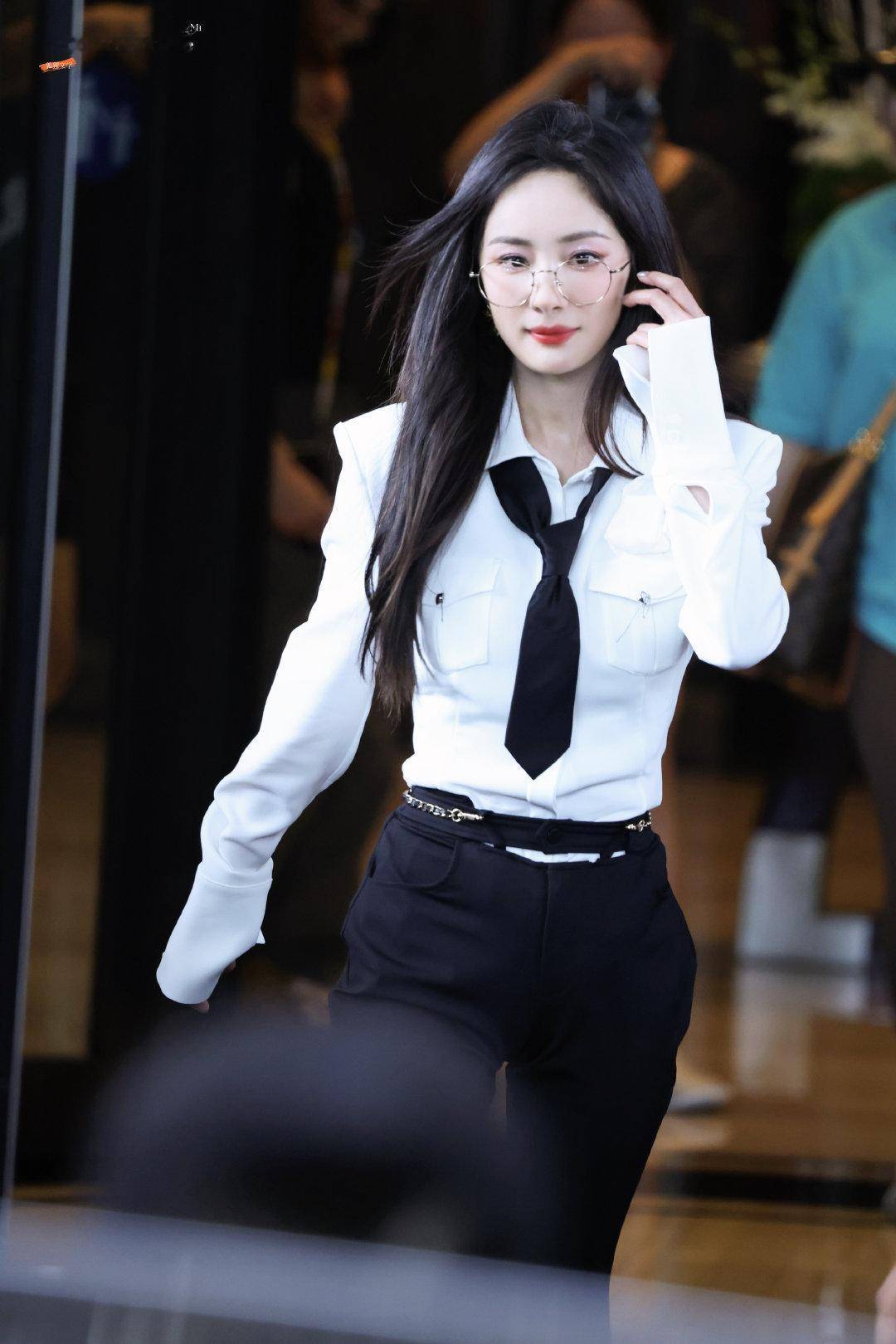 杨幂学姐风穿搭杀疯我的审美!身材气质双在线,这穿搭男生女生都得学-2 杨幂学姐风穿搭杀疯我的审美!身材气质双在线,这穿搭男生女生都得学