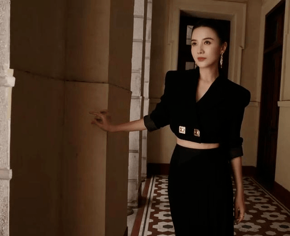 宋佳的露腰套裙好别致啊，金属配饰做点缀，尽显高级