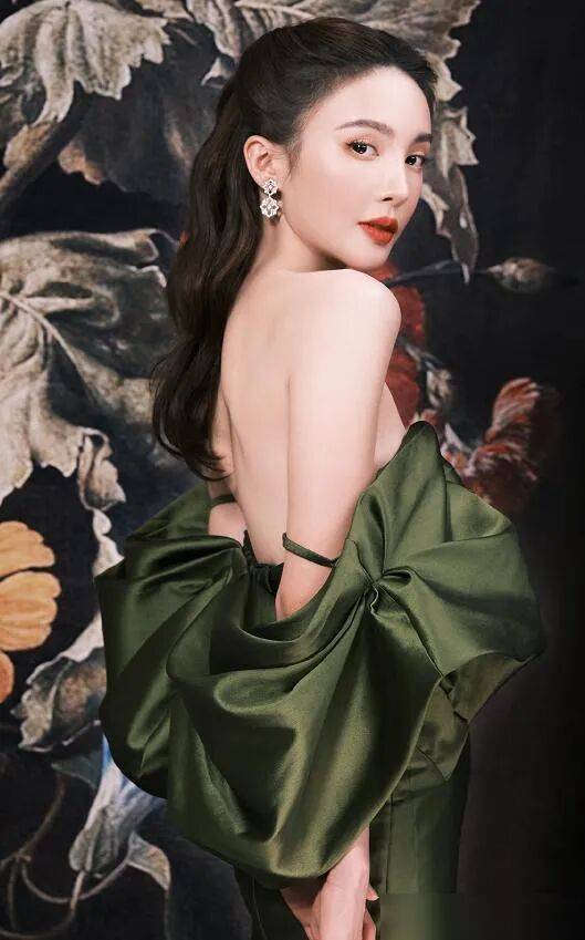 金晨靓丽写真美爆了！不是丰乳肥臀也能性感撩人