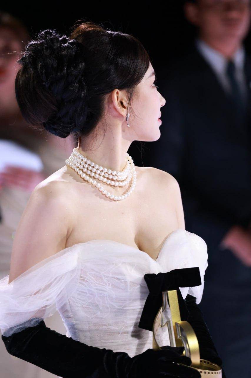 程潇曲线太优越,甜妹感搭优雅身姿,身材好饱满!-4 程潇曲线太优越,甜妹感搭优雅身姿,身材好饱满!