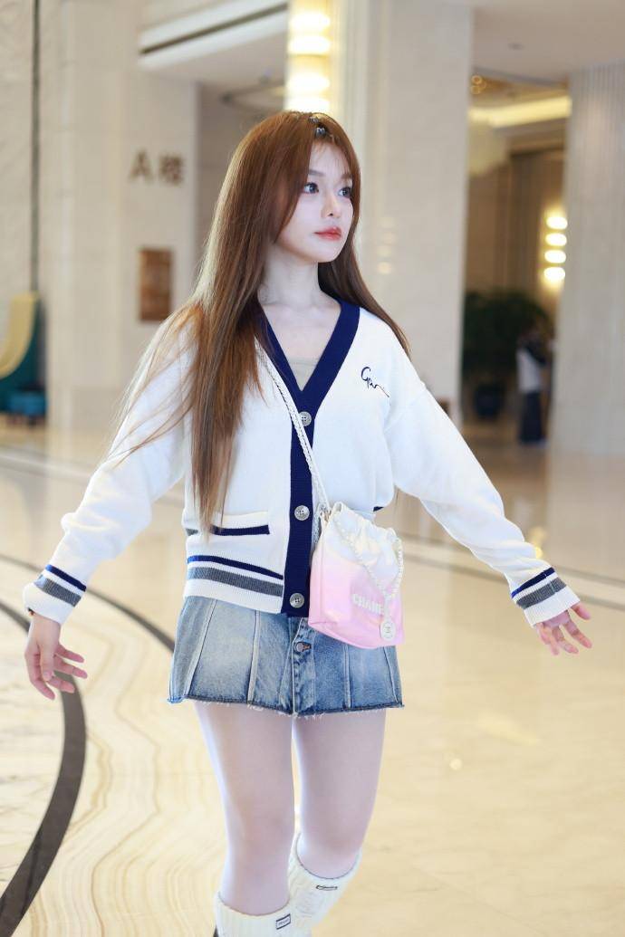 黄霄雲清纯学院风穿搭引热议，浓妆下少女感依旧YYDS！