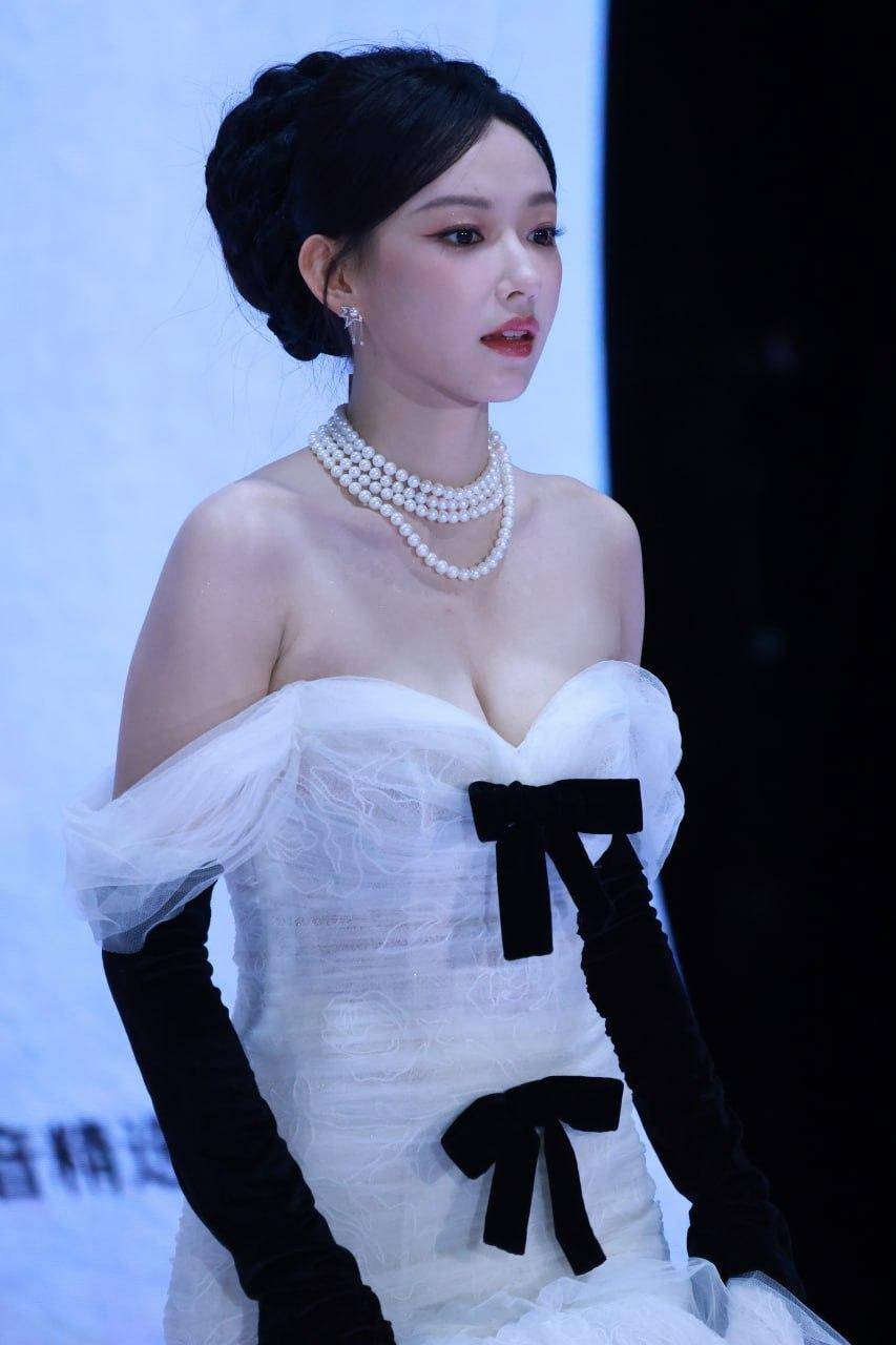 程潇曲线太优越,甜妹感搭优雅身姿,身材好饱满!-3 程潇曲线太优越,甜妹感搭优雅身姿,身材好饱满!