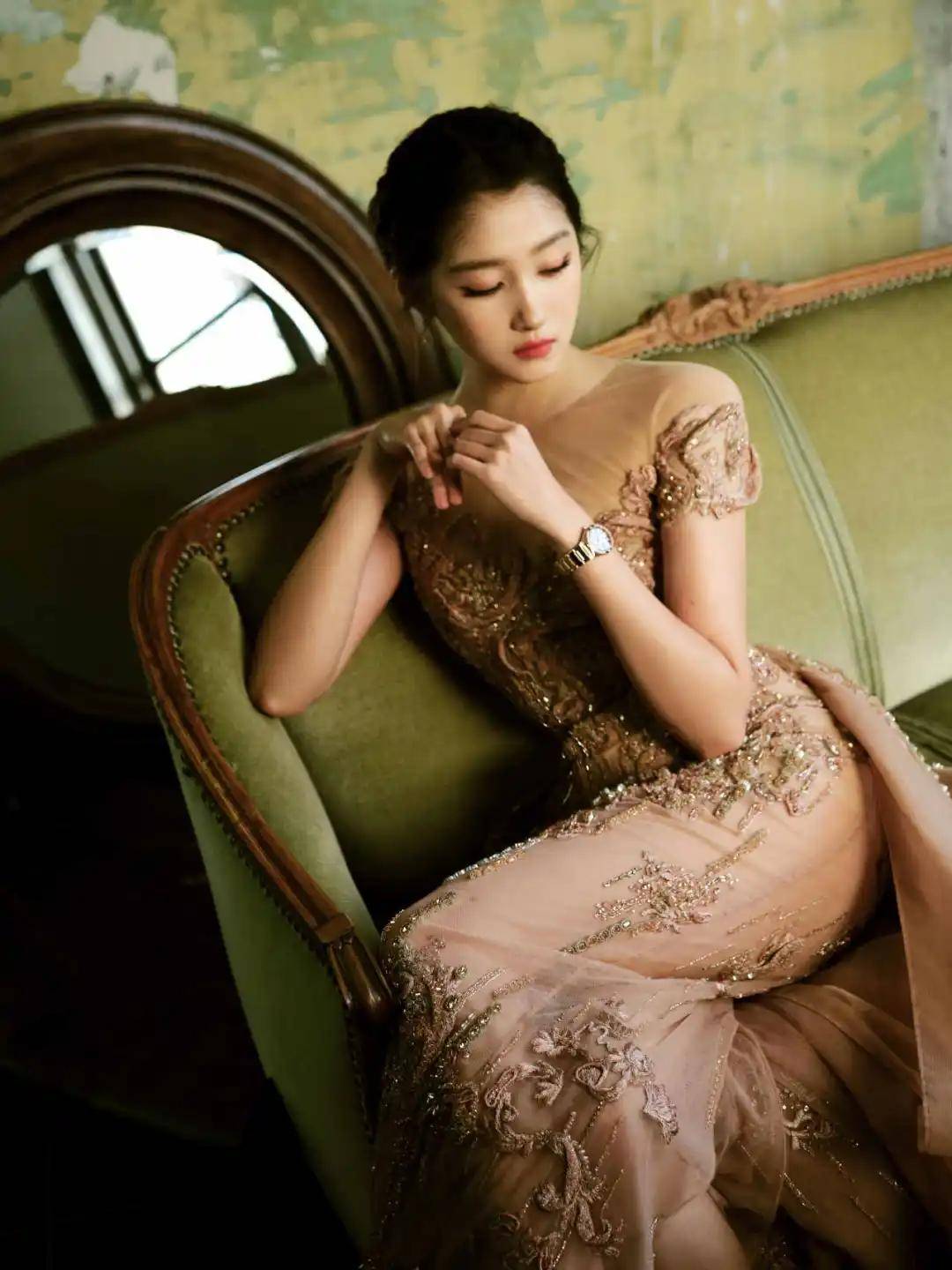 杨幂姚晨都爱蓝色，穿鱼骨裙的杨超越太惊艳！