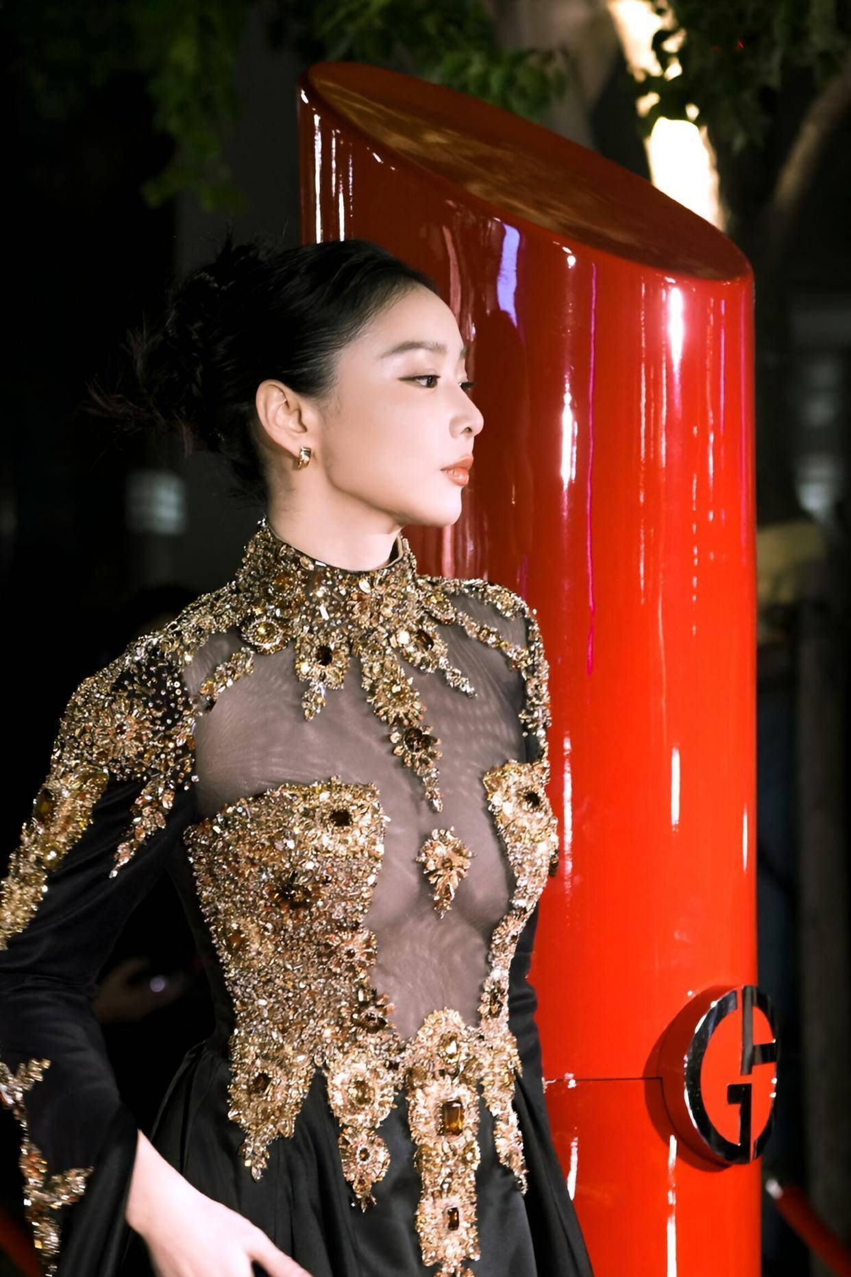 高叶上海阿玛尼活动造型：透视装，尽显曲线之美！