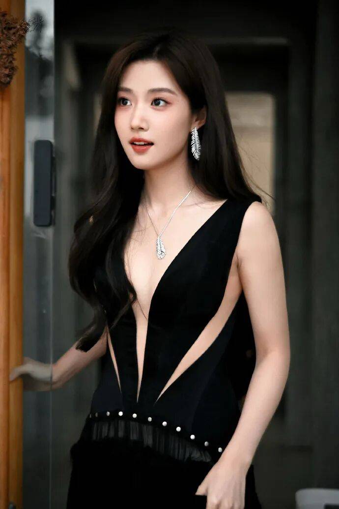 卢昱晓穿深V短裙开到腰!露出事业线大美腿性感撩人-3 卢昱晓穿深V短裙开到腰!露出事业线大美腿性感撩人