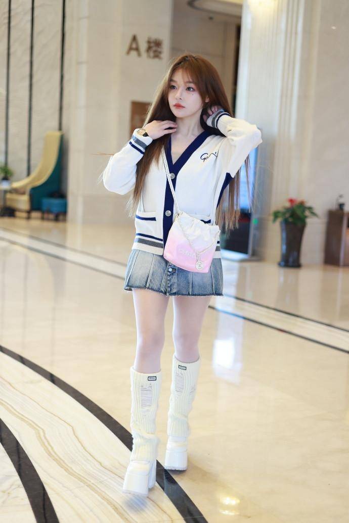 黄霄雲清纯学院风穿搭引热议，浓妆下少女感依旧YYDS！