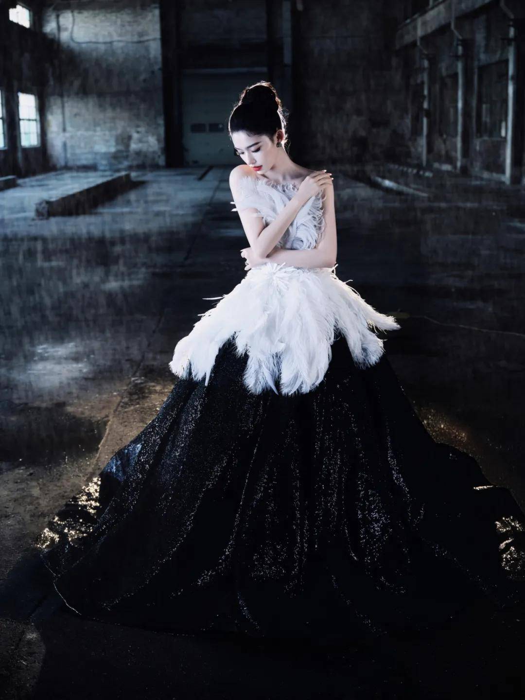 杨幂姚晨都爱蓝色，穿鱼骨裙的杨超越太惊艳！