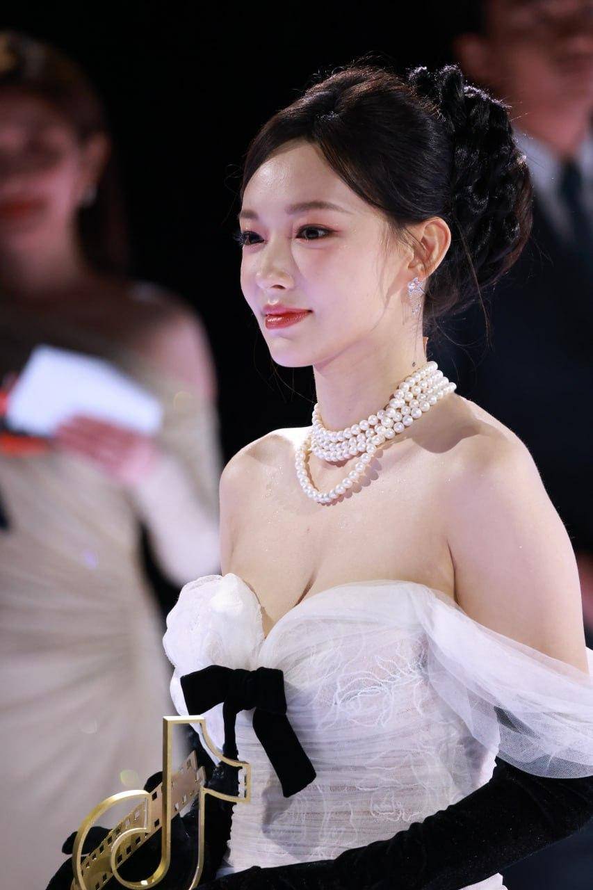 程潇曲线太优越,甜妹感搭优雅身姿,身材好饱满!-1 程潇曲线太优越,甜妹感搭优雅身姿,身材好饱满!