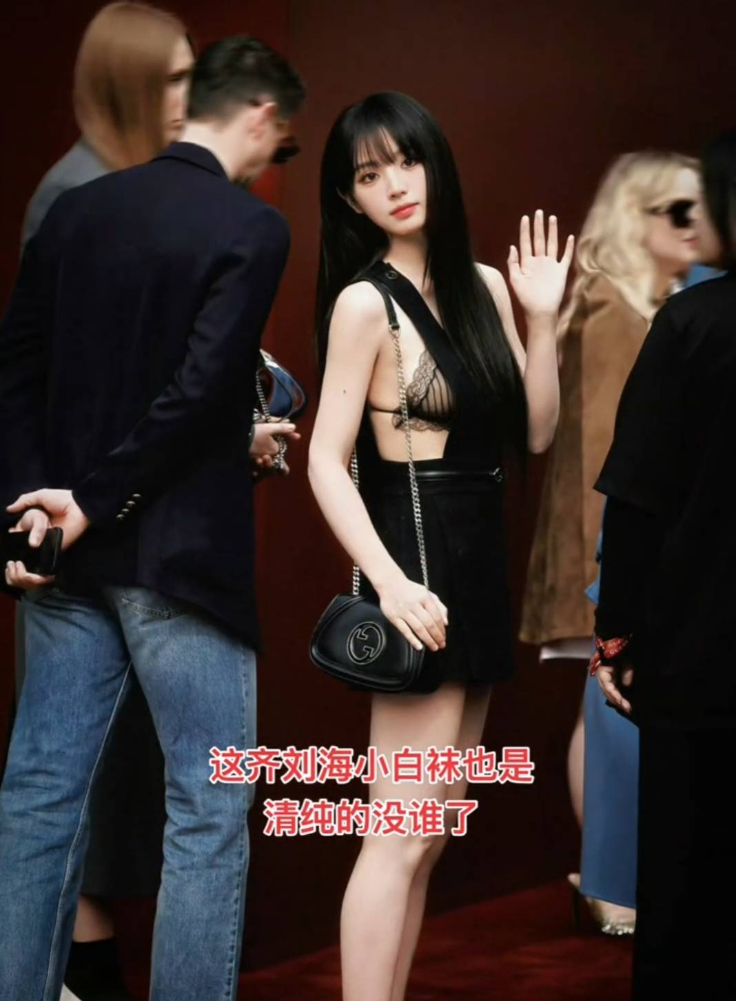 田曦薇穿这么大方 甜妹也能有大气场