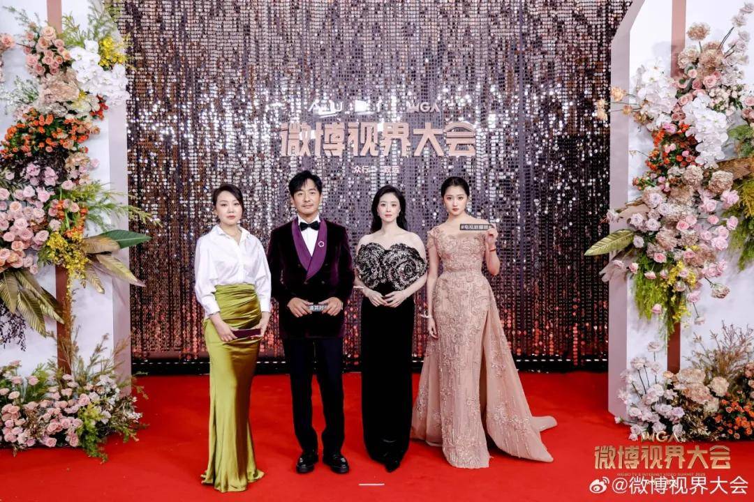 杨幂姚晨都爱蓝色，穿鱼骨裙的杨超越太惊艳！