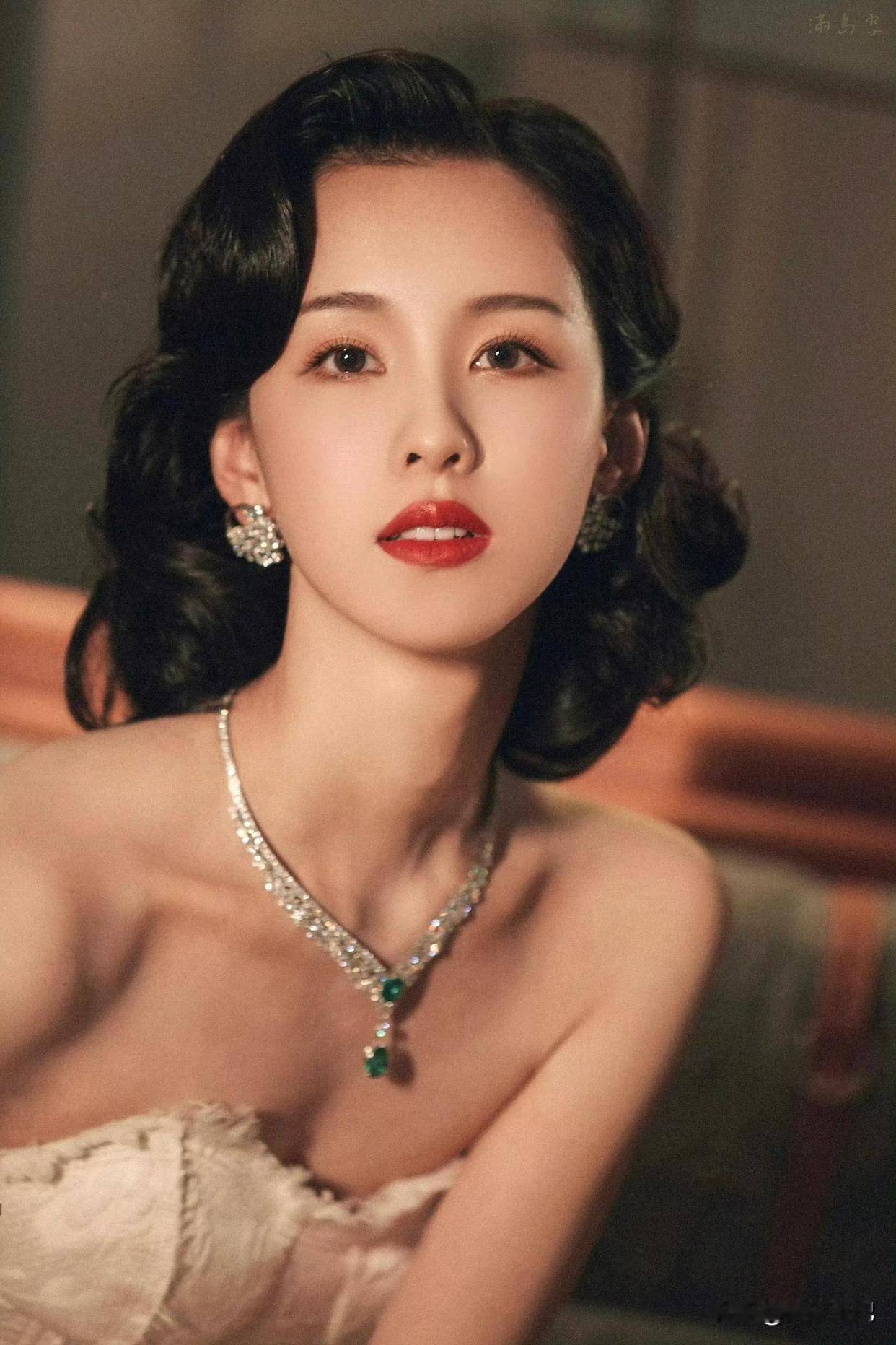 陈都灵名媛风造型被批身材扁平没看头?这才是优雅迷人!-4 陈都灵名媛风造型被批身材扁平没看头?这才是优雅迷人!