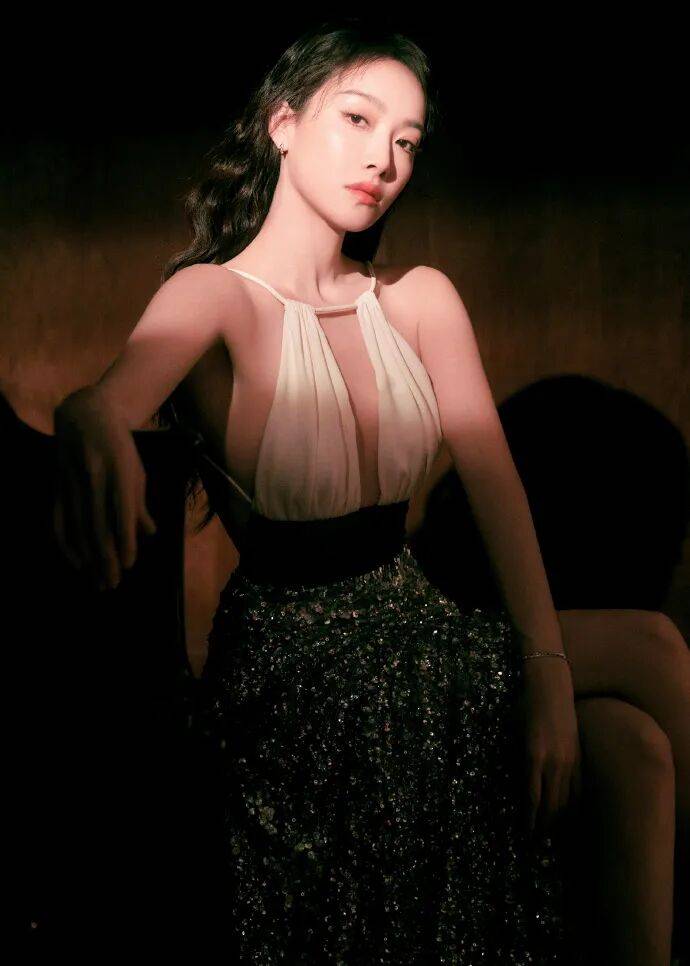 宋茜穿薄纱裙露出美背和马甲线！雪肤玉貌性感撩人