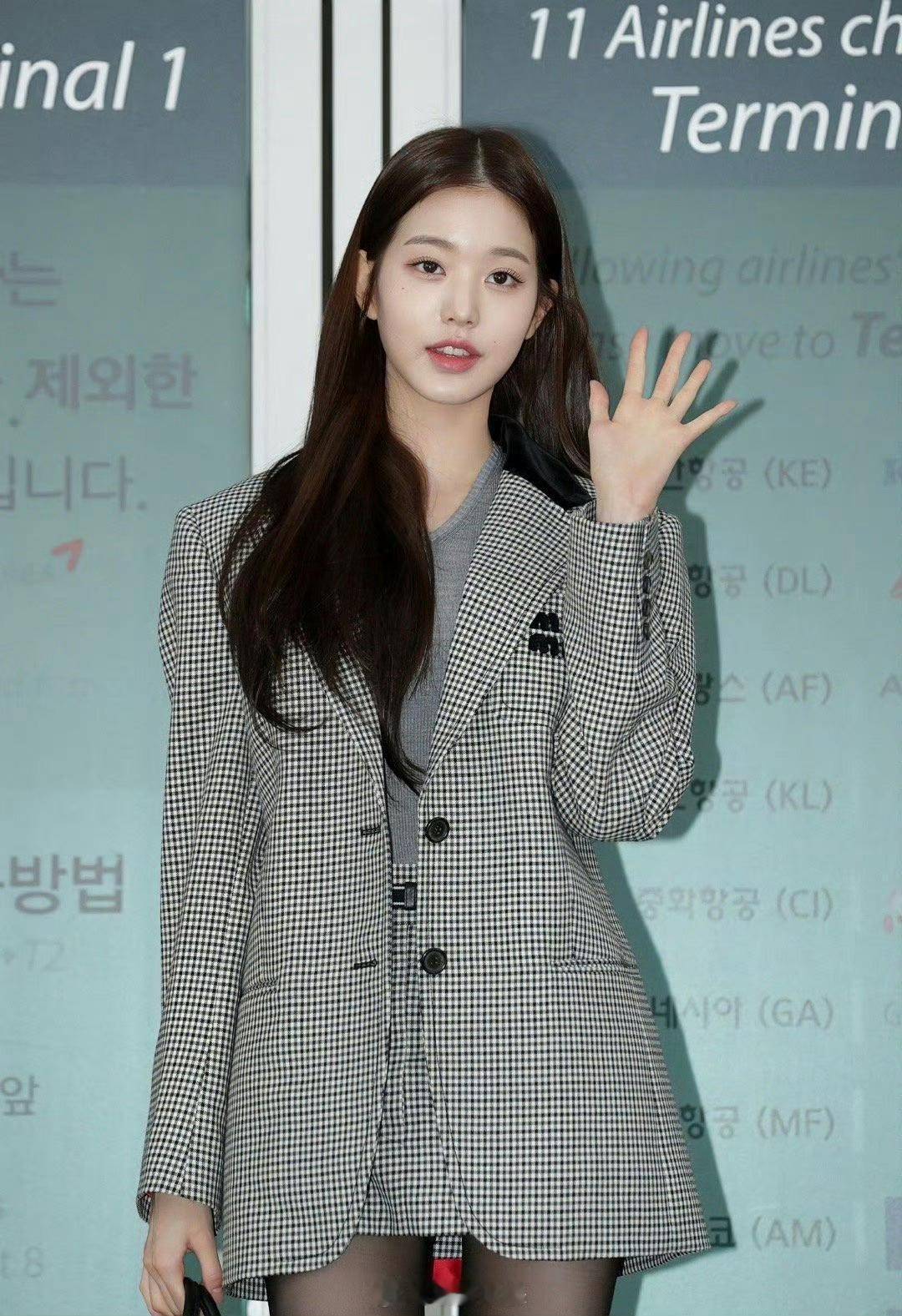 张元英 20 岁的黑丝西装 look：美腿衬出优雅感，青春和时尚的碰撞太绝了-4