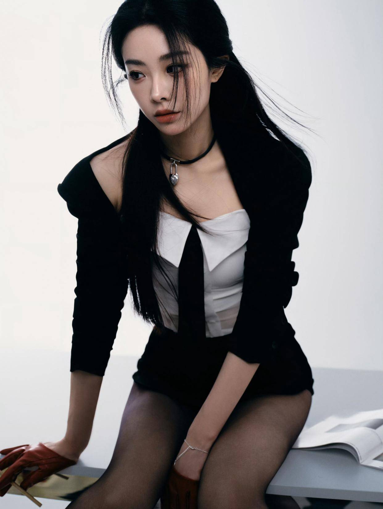 喻言“学院魅惑风”太绝了,修长美腿配黑丝,穿搭减龄又有料-5 喻言“学院魅惑风”太绝了,修长美腿配黑丝,穿搭减龄又有料