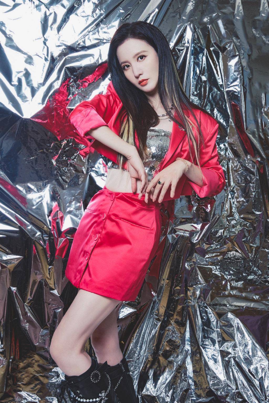 张萌身材火辣似少女,红装造型性感优雅,这穿搭太有品味了-8 张萌身材火辣似少女,红装造型性感优雅,这穿搭太有品味了