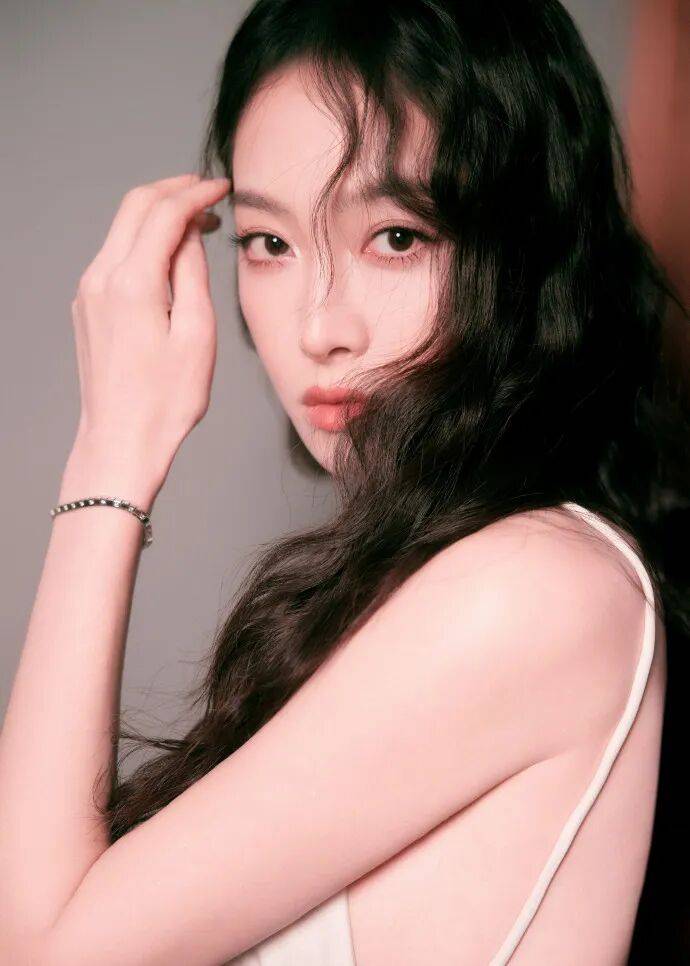 宋茜穿薄纱裙露出美背和马甲线！雪肤玉貌性感撩人