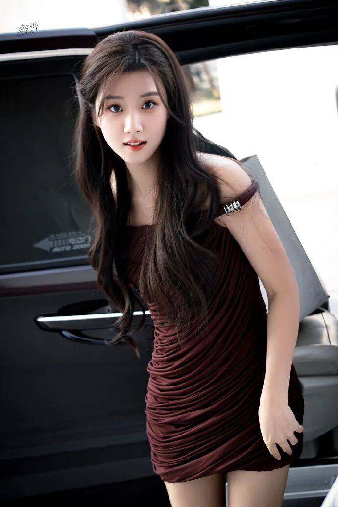 卢昱晓穿深V短裙开到腰!露出事业线大美腿性感撩人-4 卢昱晓穿深V短裙开到腰!露出事业线大美腿性感撩人