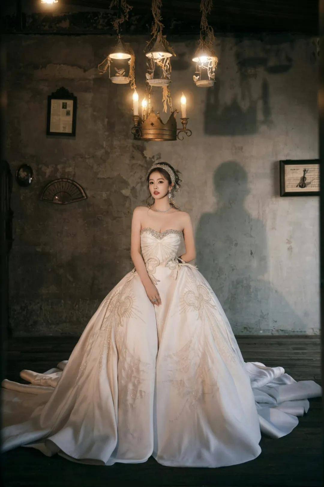 杨幂姚晨都爱蓝色，穿鱼骨裙的杨超越太惊艳！