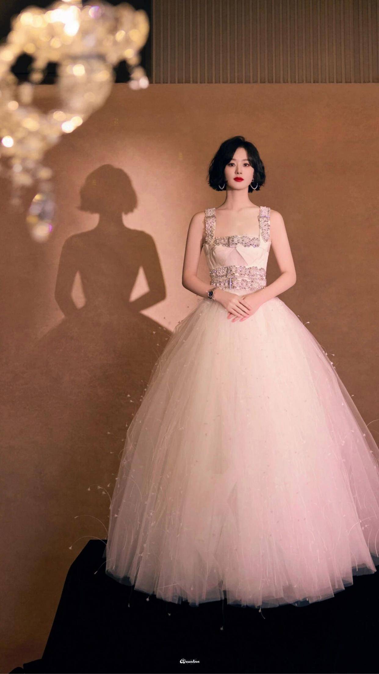 赵丽颖36岁骨感身材穿闪钻礼服，红唇加持尽显女人味，优雅身姿太吸睛