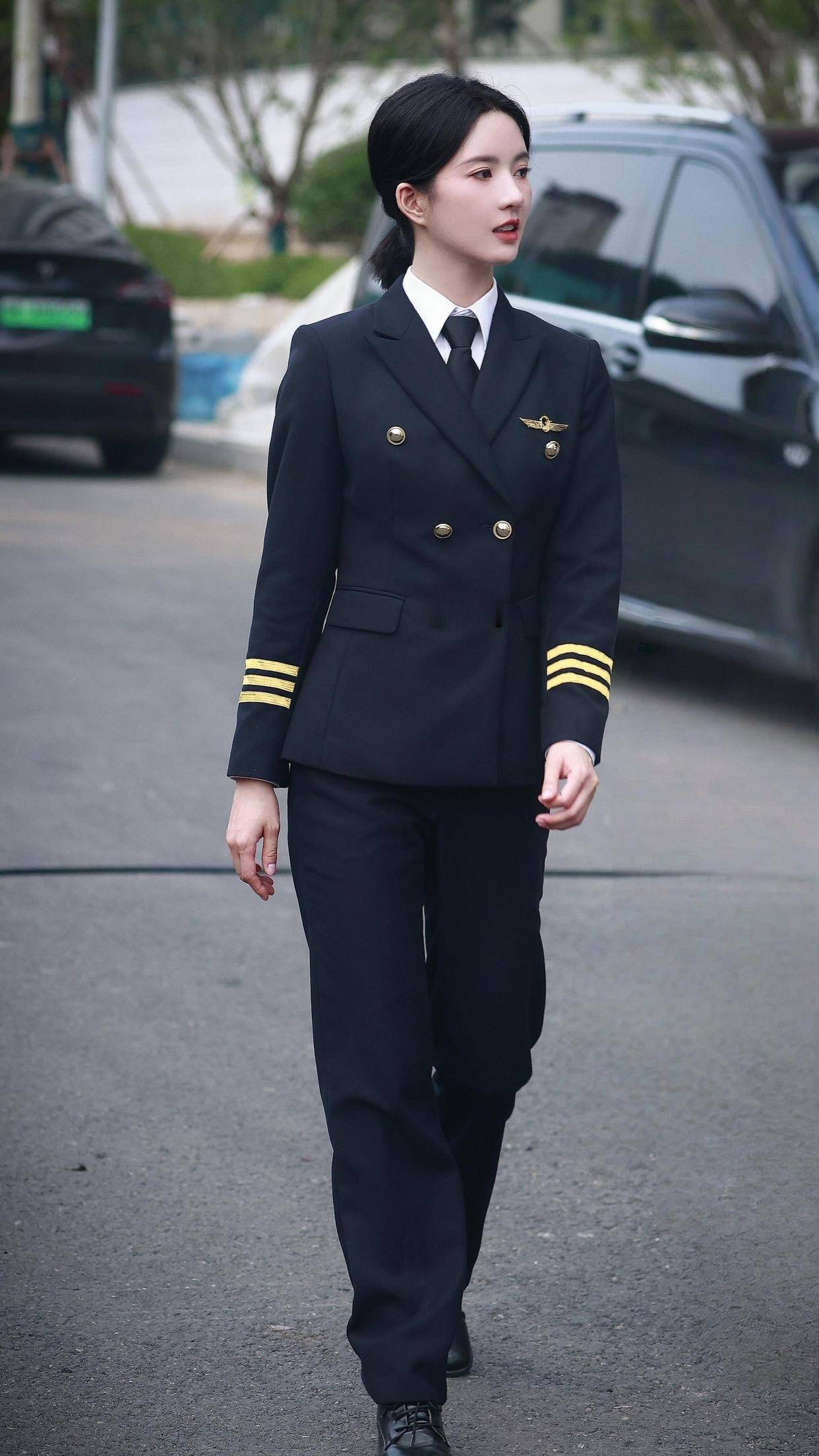 刘些宁空乘制服秀，笔直双腿配干练套装，职场穿搭优雅范儿尽显