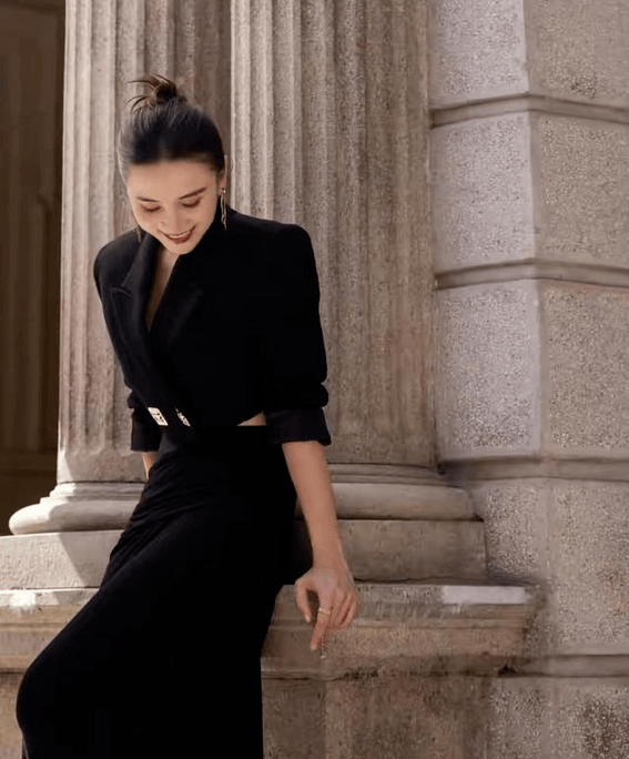 宋佳的露腰套裙好别致啊，金属配饰做点缀，尽显高级