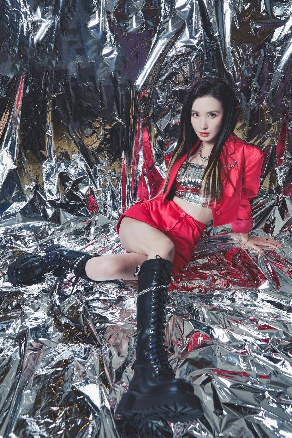 张萌身材火辣似少女,红装造型性感优雅,这穿搭太有品味了-1 张萌身材火辣似少女,红装造型性感优雅,这穿搭太有品味了