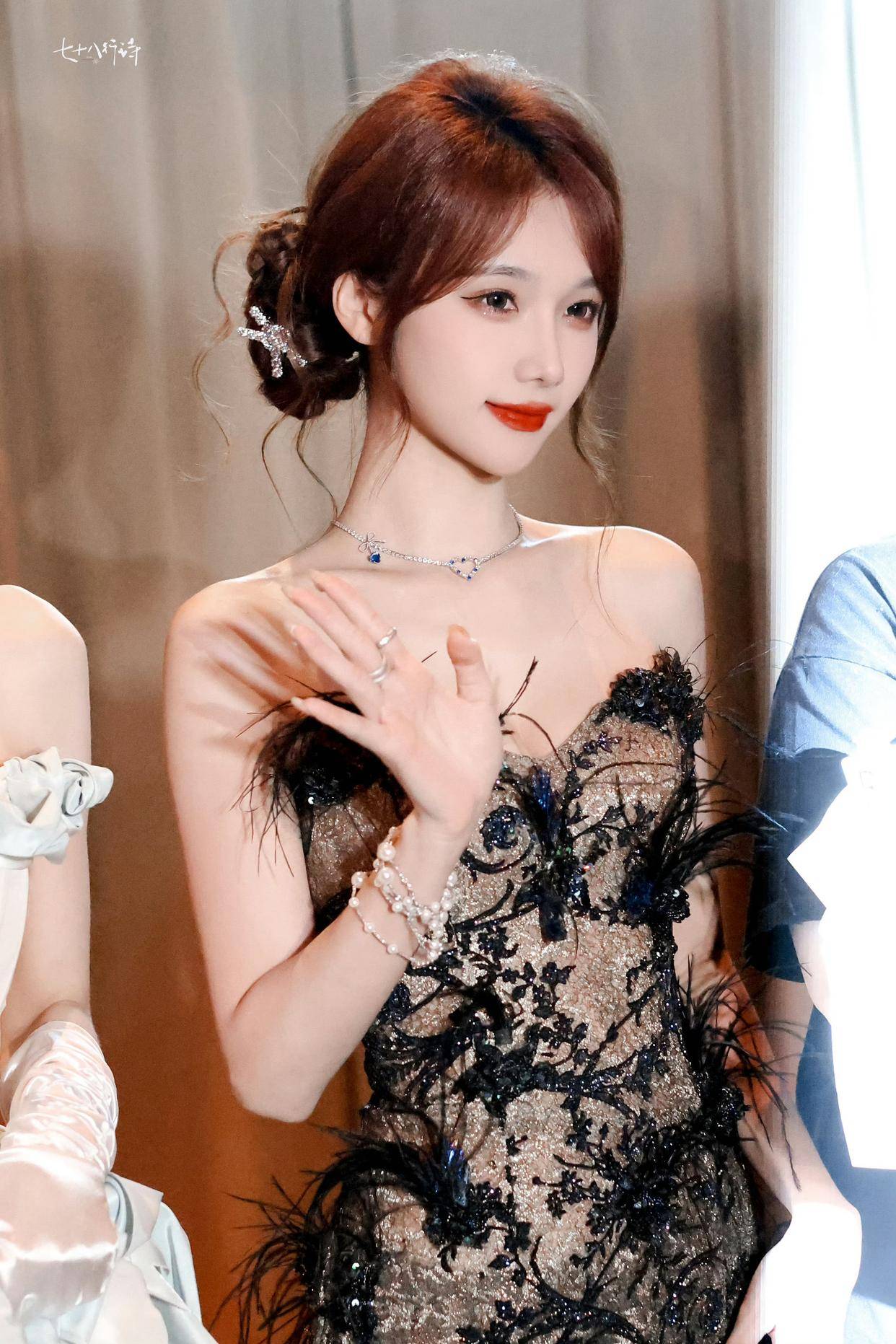 宋昕冉亮片羽毛礼服秀精致穿搭，“胸太平” 争议？网友：发育中！