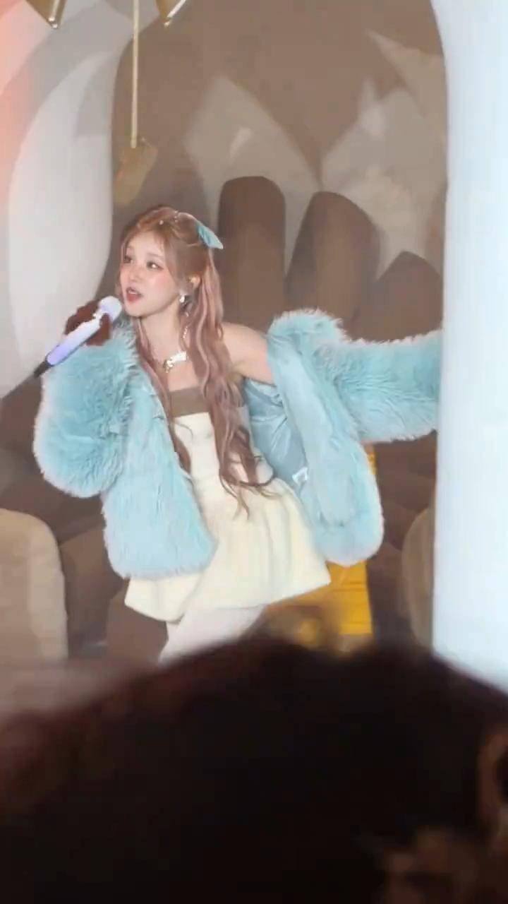 宋雨琦UGG派对蓝绒外套吸睛，加绒袜成新宠，网友：穿肉丝就更好了