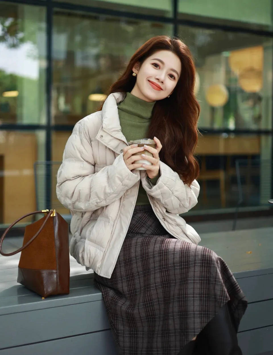 冬天这几件“羽绒服”太时髦，搭配裤子与裙子更显高级，保暖舒适