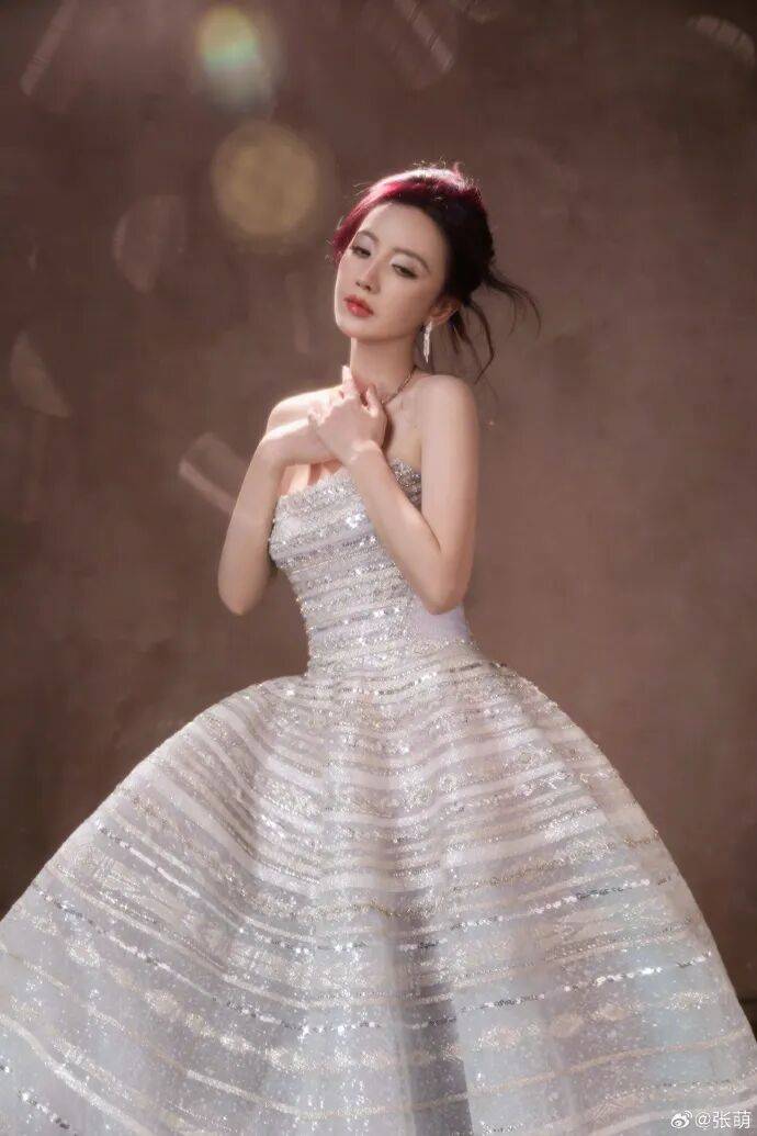 张萌性感写真露出事业线！魔鬼身材尽显性感火辣