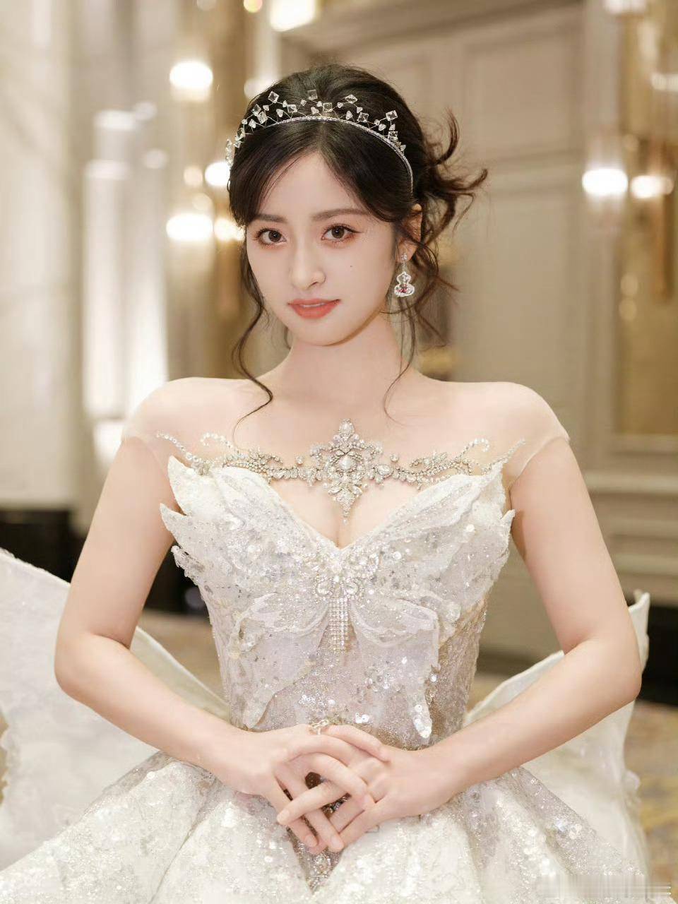 沈月露肩白裙似天鹅,身材像是优雅范本太美艳了-1 沈月露肩白裙似天鹅,身材像是优雅范本太美艳了