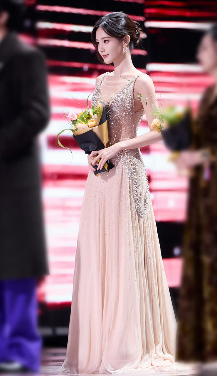 李一桐年度口碑演员长裙穿搭 女神降临