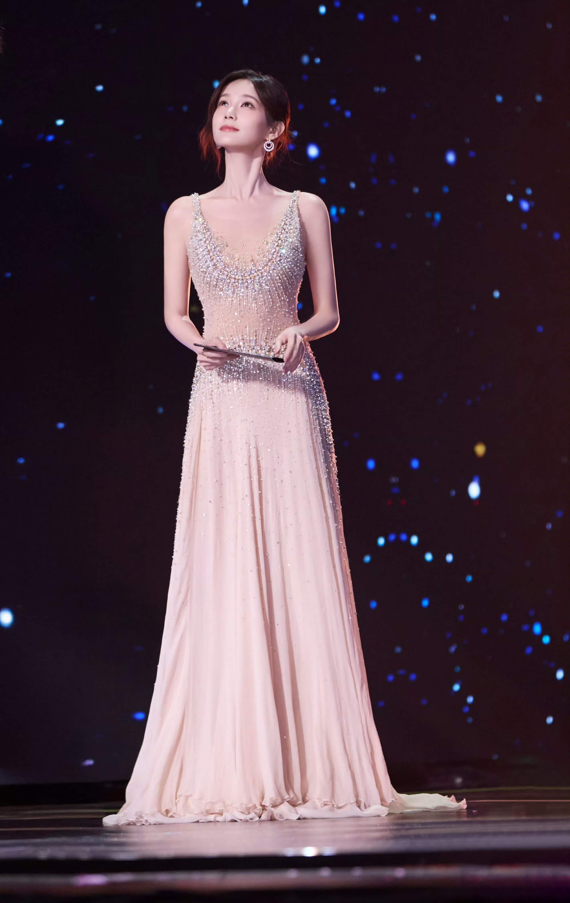 李一桐年度口碑演员长裙穿搭 女神降临