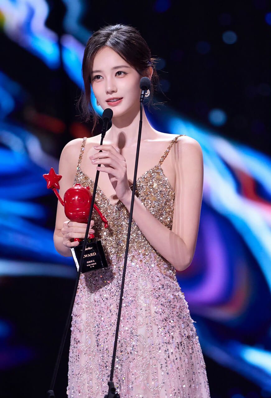 李一桐年度口碑演员长裙穿搭 女神降临