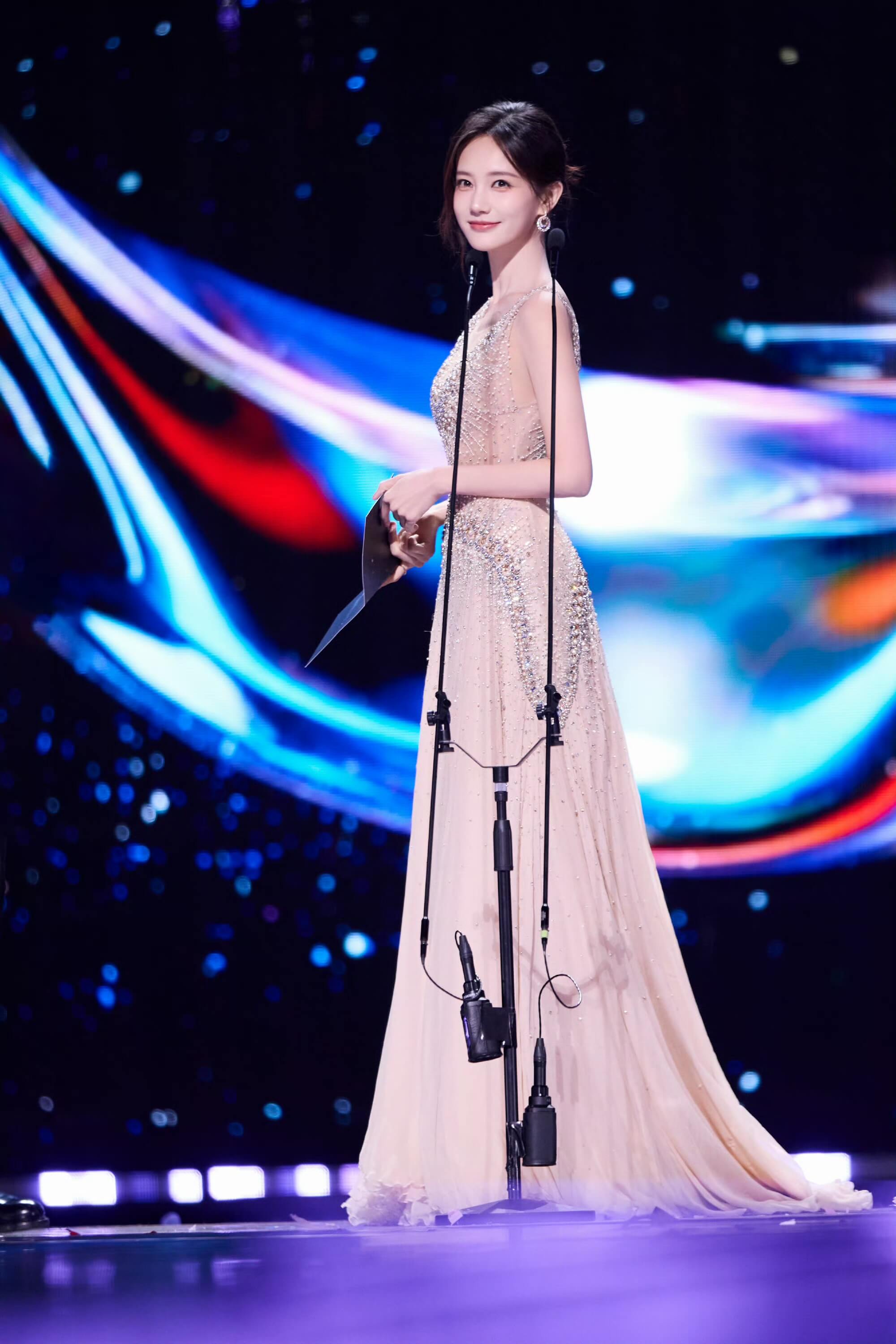 李一桐年度口碑演员长裙穿搭 女神降临